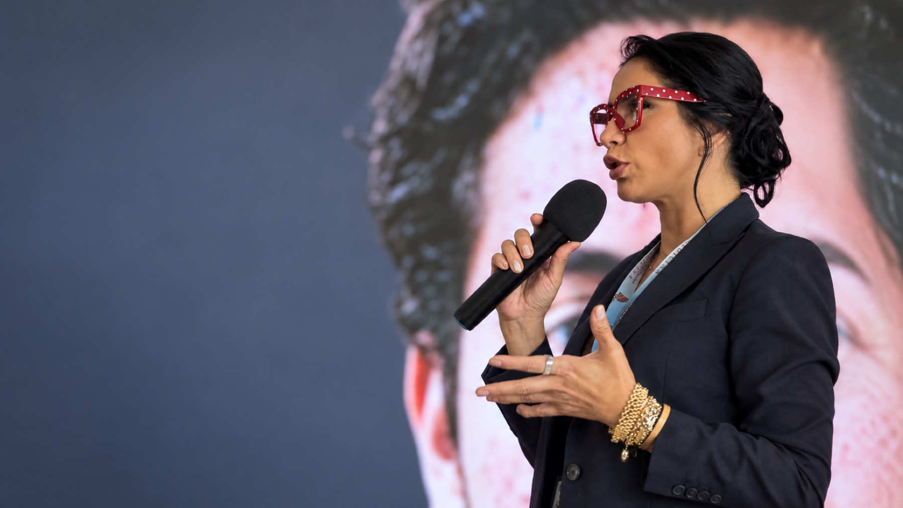 Zoé Gamboa como ponente en un escenario profesional